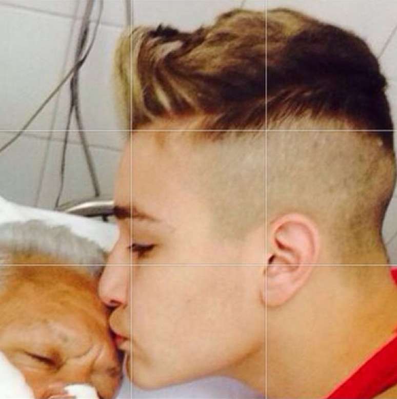 <p>MC Gui postou uma foto beijando o av&ocirc;</p>