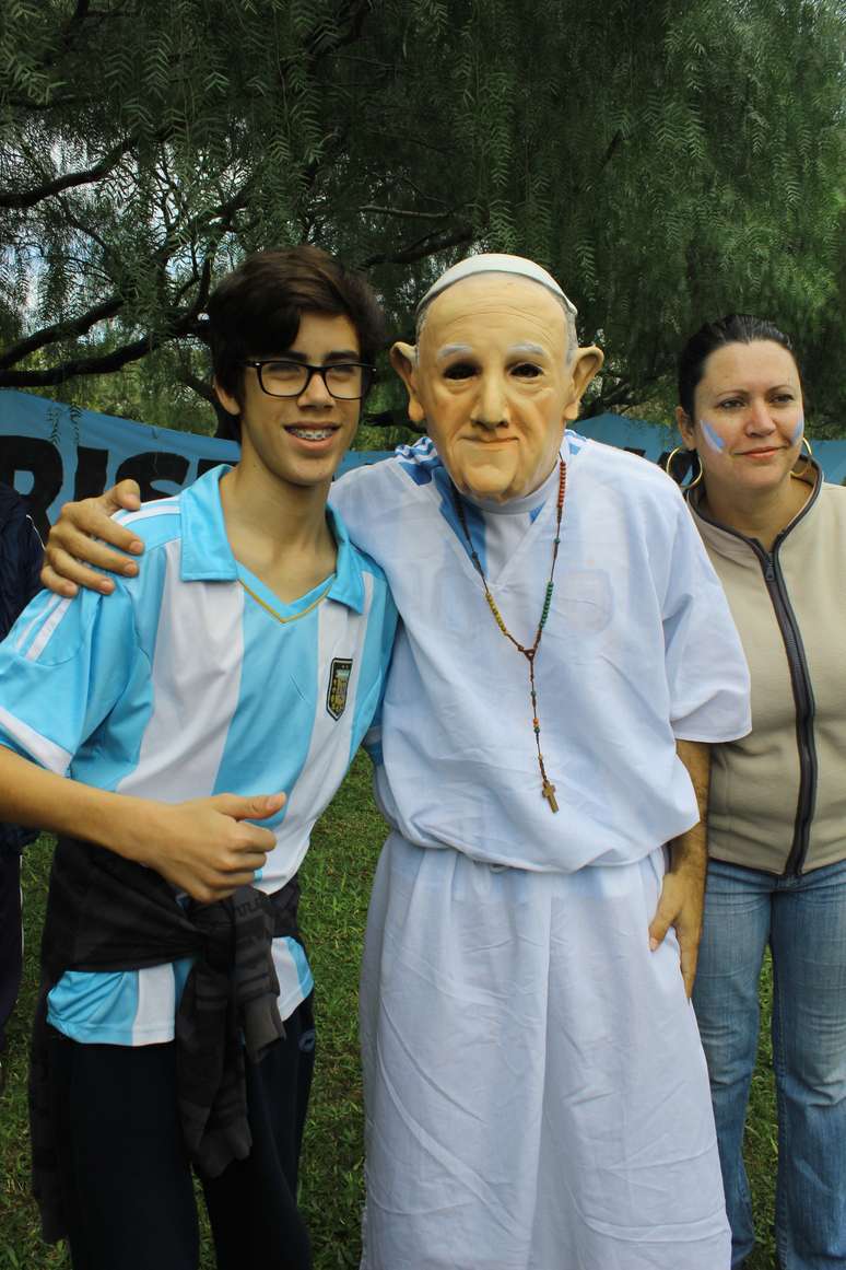 Vestido de Papa Francisco, Juan Manuel Henain chegou ao Rio Grande do Sul no último dia 17