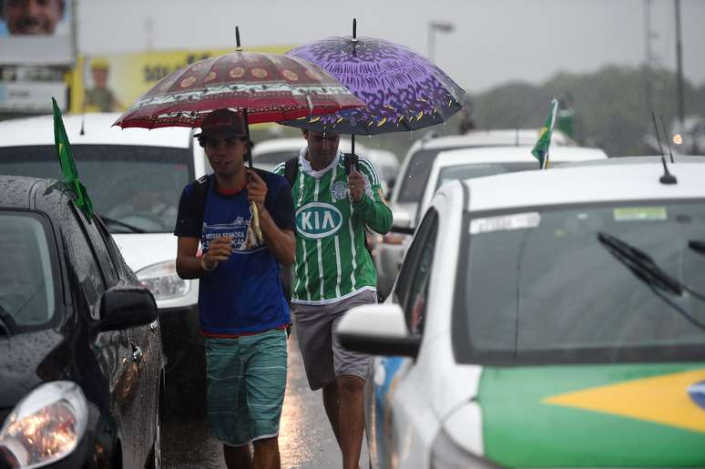 Torcedores de EUA e Alemanha enfrentaram chuva nesta quinta-feira antes da partida na Arena Pernambuco, no Recife