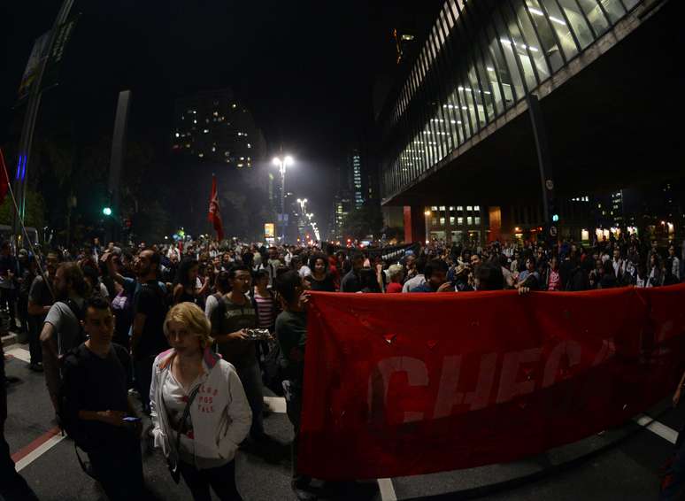 Manifestantes protestam contra a prisão de dois manifestantes em ato contra a Copa na última segunda-feira