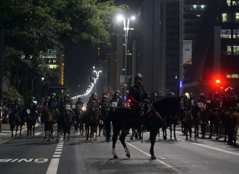 A Polícia Militar (PM) de São Paulo formou um cordão de isolamento e impediu que os manifestantes deixassem o trecho da avenida Paulista na altura do Masp