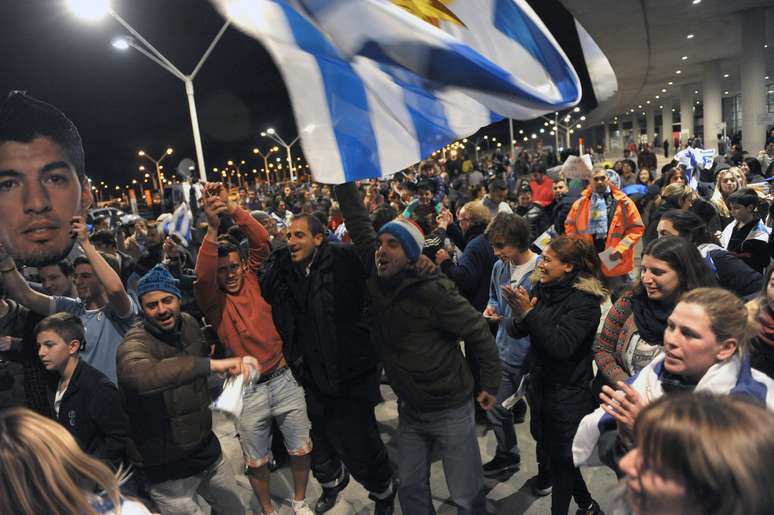 Torcedores uruguaios se reúnem em frente ao Aeroporto Internacional de Carrasco, próximo a Montevidéu, onde aguardar a chegada do jorgador Luis Suárez. O atacante deixou o País após ser suspenso pela Fifa por nove partidas oficiais da seleção e por quatro meses de qualquer atividade relacionada ao futebol pela mordida dada no zagueiro italiano Chiellini