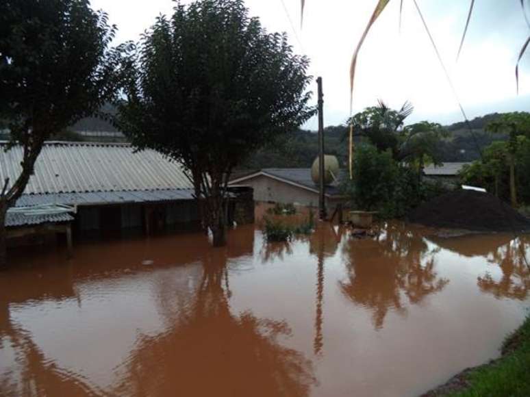 Chuva tira pessoas de casa e traz prejuízos para municípios do Rio Grande do Sul, como em Barra do Guarita, no noroeste do Estado