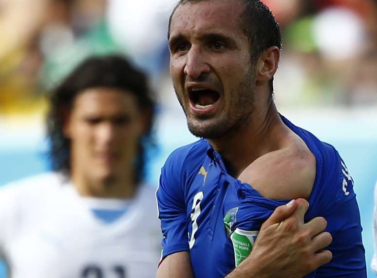 <p>Chiellini reclama de mordida de Suárez</p>