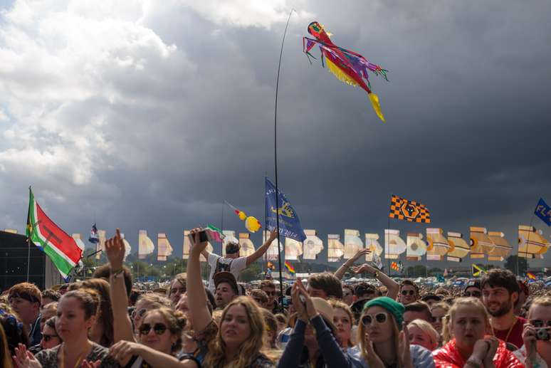 Tempestade de raios interrompe tarde de shows em Glastonbury 