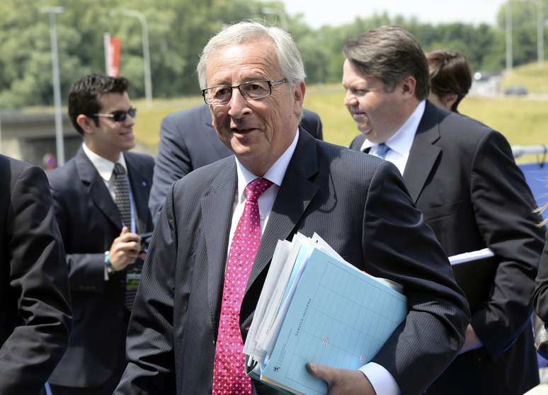 <p>O candidato à presidência da Comissão Europeia, Jean-Claude Juncker, chega à cidade de Courtrai para participar de uma reunião antes de se encontrar com membros da União Europeia, em 26 de junho</p>