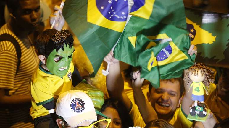 Seleção Brasileira chega a hotel em Belo Horizonte, onde enfrenta o Chile no sábado, com grande apoio da torcida mineira