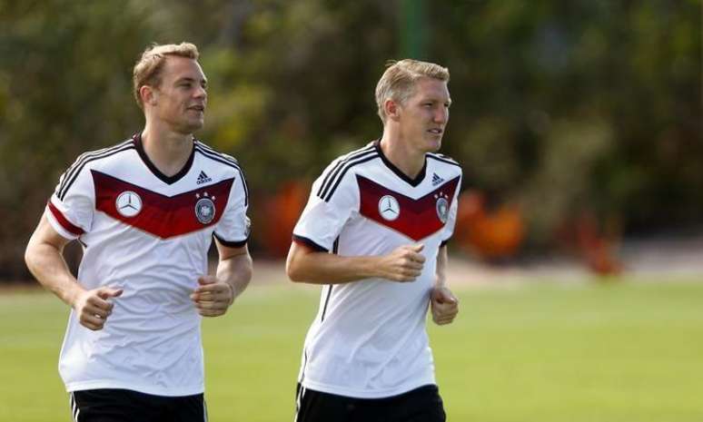 Goleiro alemão Manuel Neuer (esquerda) corre ao lado de colega de equipe Bastian Schweinsteiger durante treino em Santo André (BA). 27/6/2014