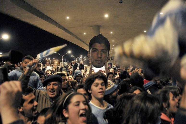 Torcedores do Uruguai se juntam para expressar apoio ao jogador Luis Suárez, enquanto aguardam sua chegada a Montedivéu. 26/6/2014