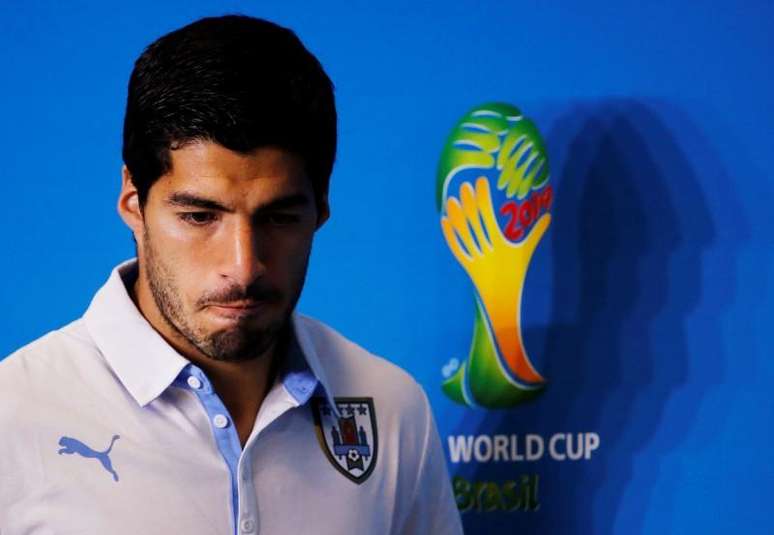 O atacante uruguaio Luis Suárez chegou nesta sexta-feira a Montevidéu e foi recebido pelo presidente do país, José Mujica, após ter sido cortado da Copa do Mundo por ter mordido o zagueiro Giorgio Chiellini durante jogo pelo Grupo D.  23/06/2014