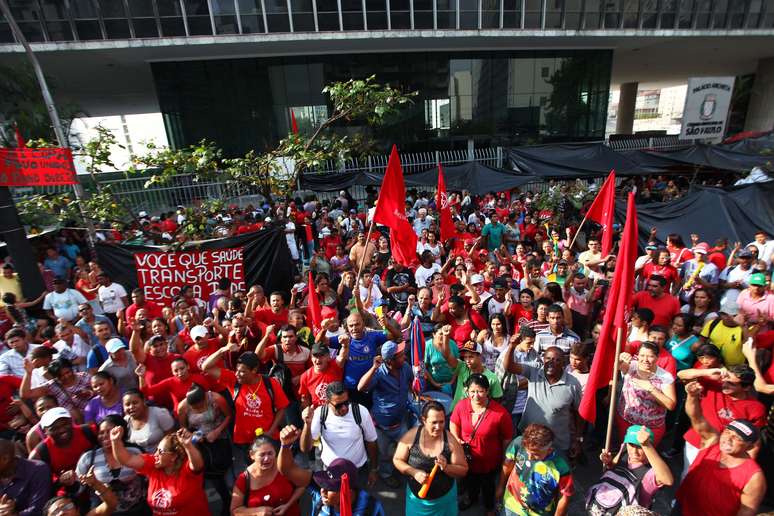 O Movimento dos Trabalhadores Sem Teto (MTST) faz um protesto em frente a câmara dos deputados nesta sexta, pedindo a votação do Plano Diretor