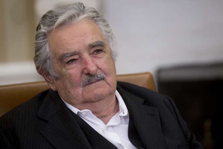 Mujica lamenta punição a Suárez