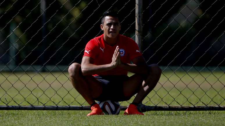 <p>Alexis Sanchez não treinou junto com os outros jogadores do Chile na véspera do confronto com Brasil</p>