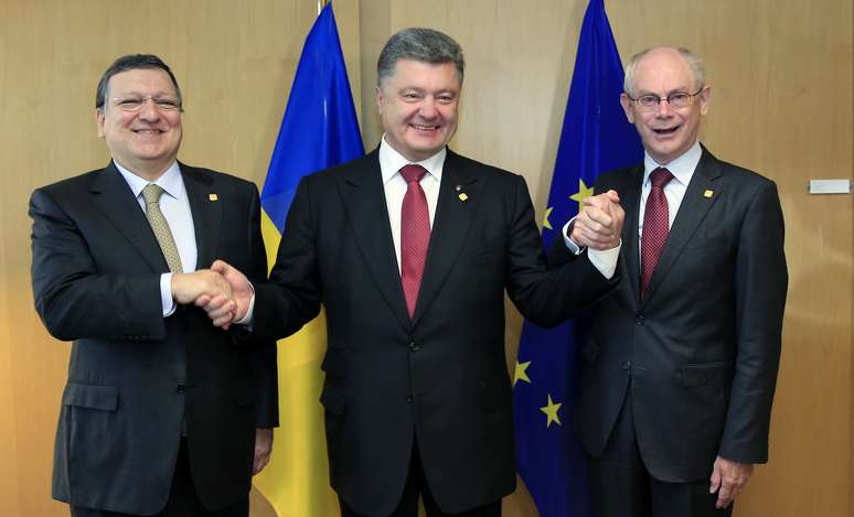 <p>O presidente ucraniano, Petro Poroshenko, posa com o presidente da Comissão Européia, José Manuel Barroso (à esquerda), e o presidente do Conselho Europeu, Herman Van Rompuy (à direita), durante reunião do grupo europeu em Bruxelas, em 27 de junho</p>