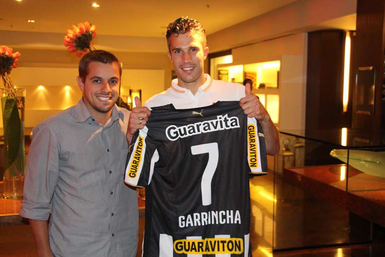 Van Persie ganhou camisa de Garrincha de presente