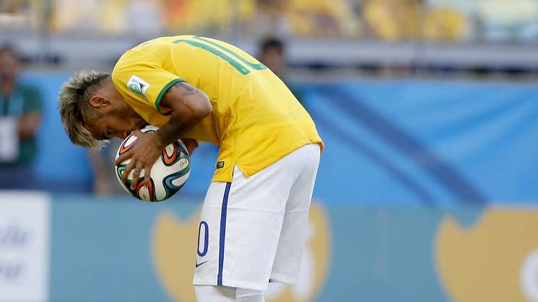 <p>Neymar beija a bola antes de bater o último pênalti do Brasil</p>