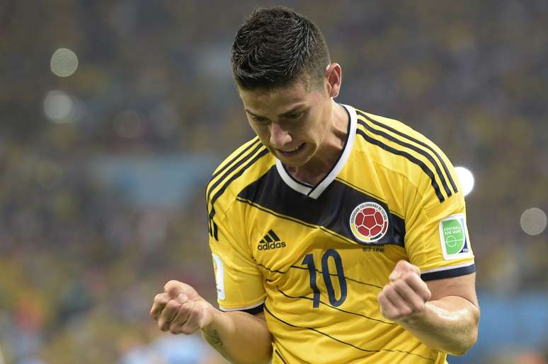 James Rodriguez vibra após marcar o primeiro gol da Colômbia no jogo contra o Uruguai
