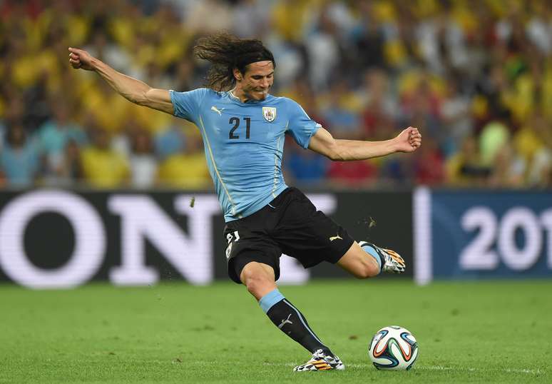 Edinson Cavani chuta forte em grande oportunidade de gol do Uruguai 