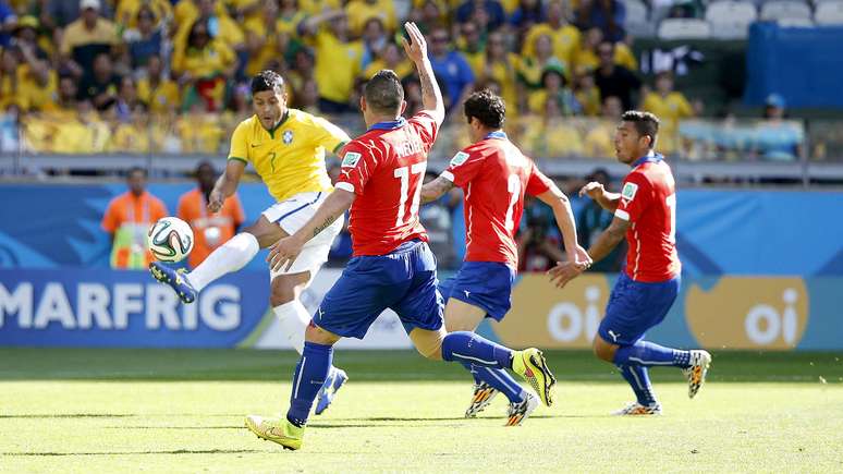 Durante o segundo tempo, Hulk marcou o gol da virada para o Brasil contra o Chile. Os jogadores da Seleção Brasileira chegaram a comemorar, mas o juiz anulou o tento por toque de mão de Hulk