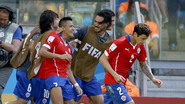 Titulares e reservas do Chile comemoram gol de Alexis Sanchez