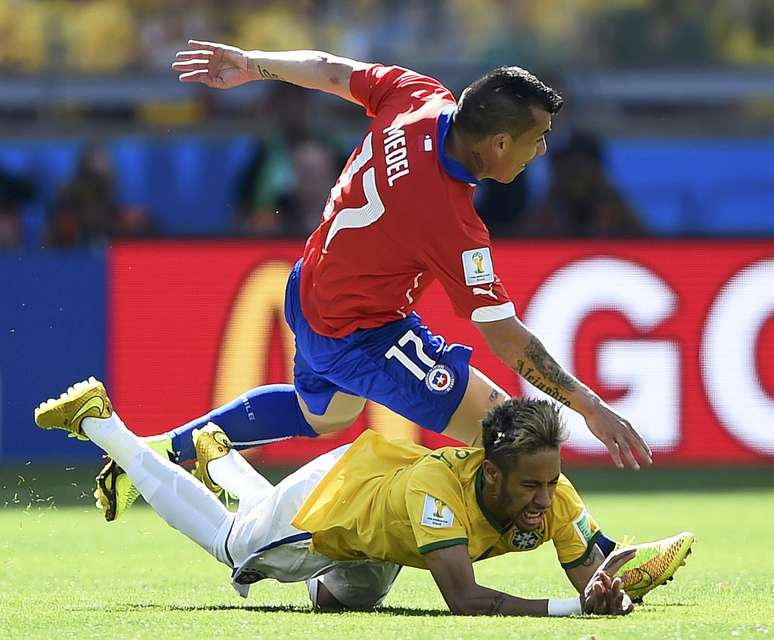 Medel, do Chile, e brasileiro Neymar dividem bola em jogo no Mineirão