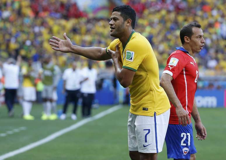 Durante o segundo tempo, Hulk marcou o gol da virada para o Brasil contra o Chile. Os jogadores da Sele&ccedil;&atilde;o Brasileira chegaram a comemorar, mas o juiz anulou o tento por toque de m&atilde;o de Hulk
