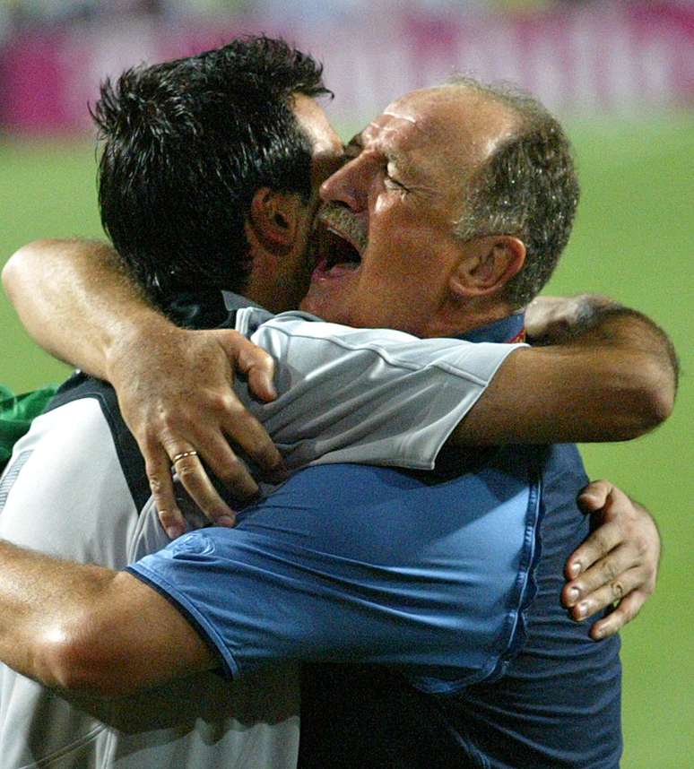 Felipão abraça o goleiro Ricardo depois da eliminação inglesa na Euro 2004