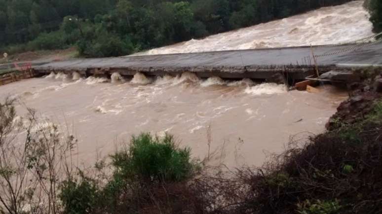 <p>Em Campos Novos, a cheia de um rio interditou uma via no último sábado</p>