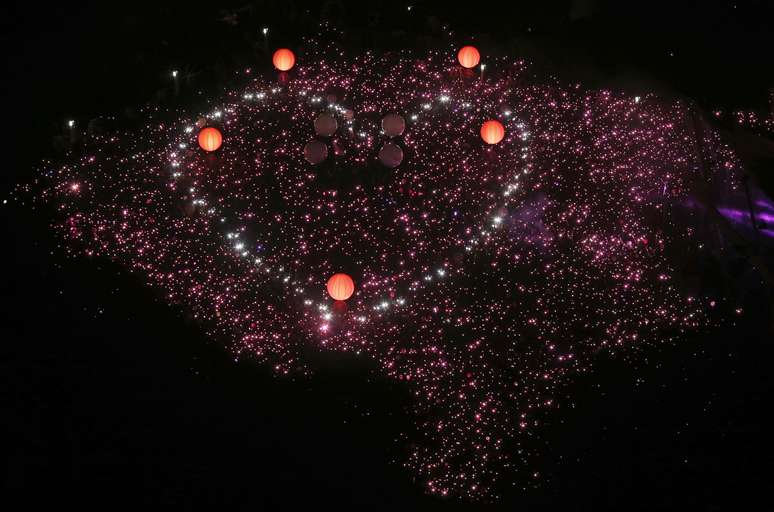 <p>Manifestantes formam um ponto-de-rosa gigante no Hong Lim Park, em Cingapura, em 28 de junho</p>