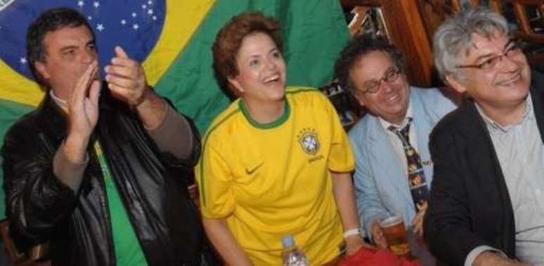 <p>A presidente Dilma Rousseff torcendo com a camiseta da Seleção Brasileira</p>