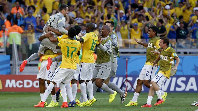 Jogadores do Brasil abraçam Júlio César após a classificação do Brasil para as quartas de final