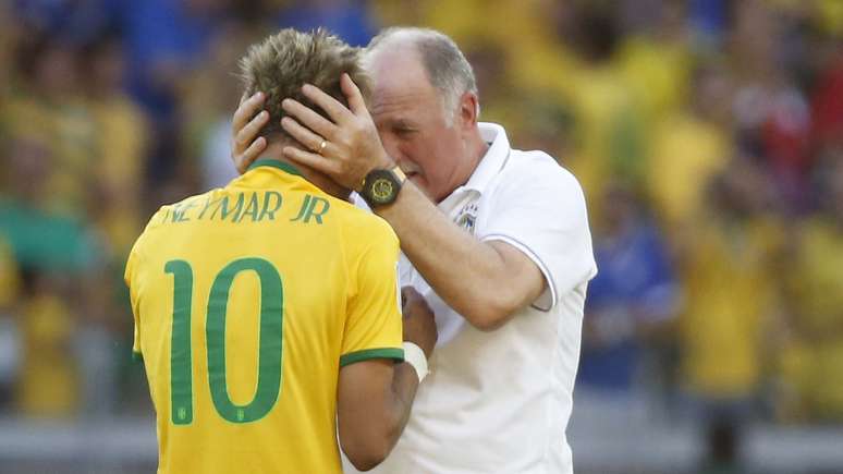 Neymar e Luiz Felipe Scolari vibram com a vitória brasileira