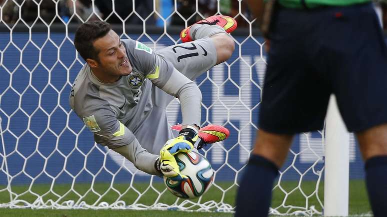 <p>Júlio César defendeu duas cobranças nas oitavas de final contra o Chile e fez história</p>