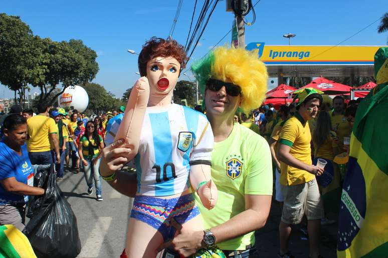 Luciano posa com a boneca inflável a caminho do Mineirão