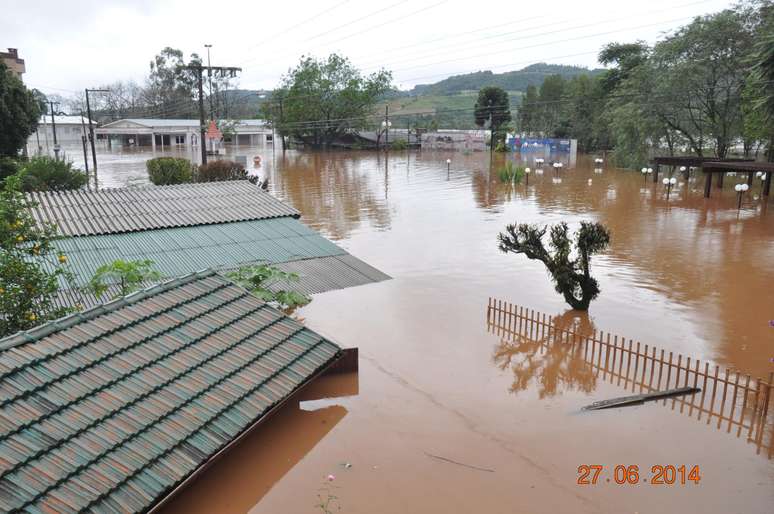 Chuvas deixam cidades de Santa Catarina em Estado de Emergência