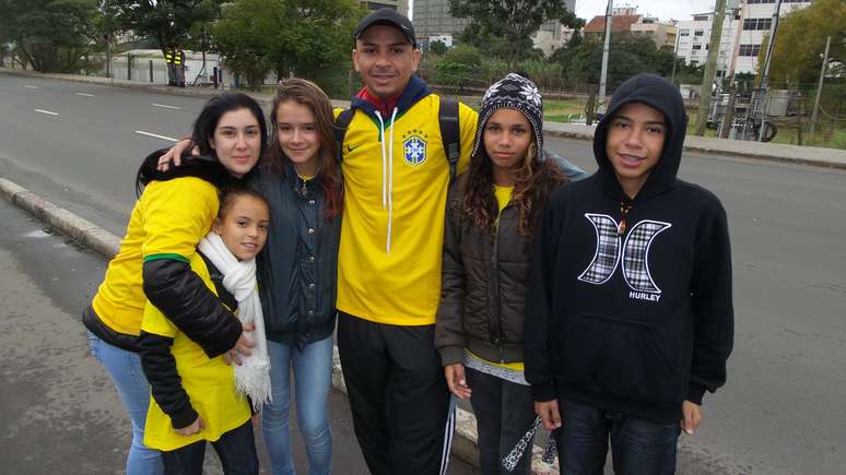 Mário levou os filhos para conhecerem o espaço da Fan Fest em Porto Alegre