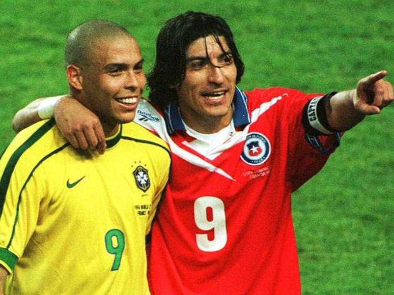 Ronaldo e Zamorano se abraçam durante confronto das oitavas de final da Copa de 1998; Brasil venceu por 4 a 1