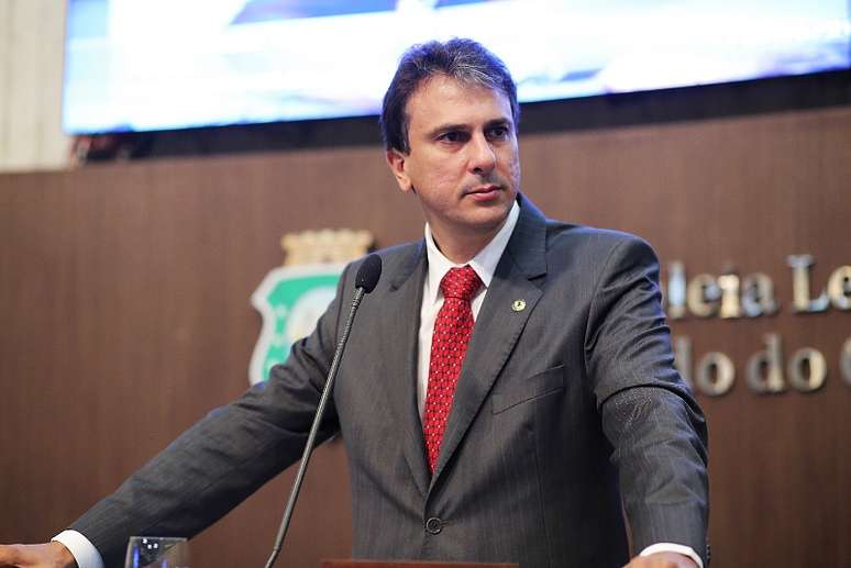 <p>O deputado estadual Camilo Santana (PT-CE) é filho de Eudoro Santana, atual secretário do Instituto de Planejamento de Fortaleza (Iplanfor).</p>