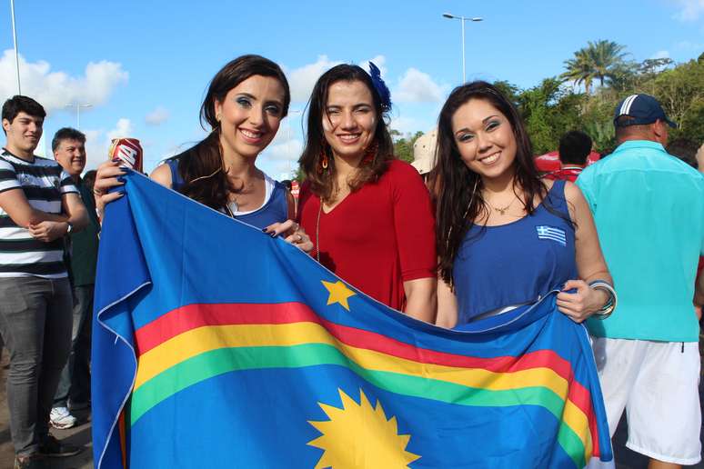 <p>As amigas Carolina Benedito e Mirela Albuquerque escolheram roupas em azul e branco para apoiar o time europeu, al&eacute;m de trazerem uma bandeira do Estado de Pernambuco.</p>