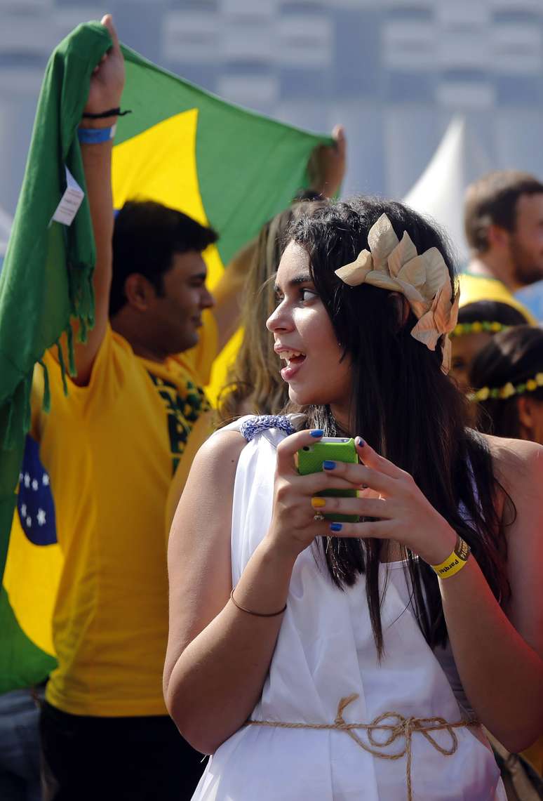 Torcedores da Costa Rica e Grécia colorem os arredores da Arena Pernambuco, em Recife, à espera do jogo que será decisivo para as duas seleções; quem vencer a disputa deste domingo permanece na Copa, quem perder volta para casa