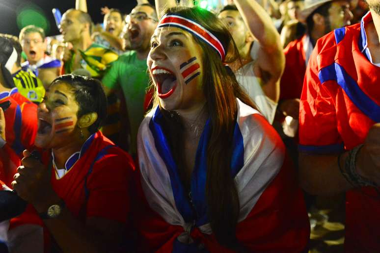 <p>A partida decisiva entre Costa Rica x Gr&eacute;cia reuniu milhares de torcedores nas areias de Copacabana, na Fifa Fan Fest, neste domingo. E a emo&ccedil;&atilde;o tomou conta, principalmente, porque o jogo&nbsp;que aconteceu na Arena Pernambuco, em Recife, terminou nos p&ecirc;naltis. A Costa Rica levou a melhor e se classificou, eliminando a Gr&eacute;cia.</p>