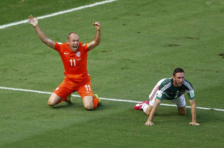 Robben pede pênalti para a Holanda durante jogo contra o México