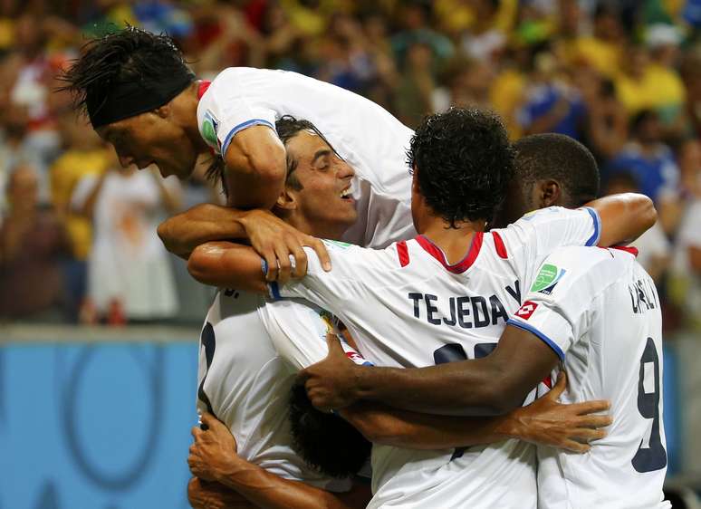 Equipe costarriquenha celebra o gol que abriu o placar contra a Grécia na Arena Pernambuco