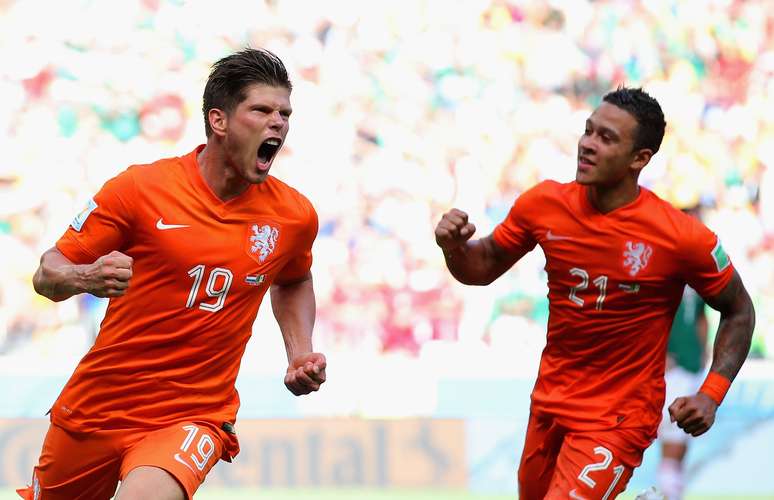 Huntelaar e companheiros de equipe comemoram gol da classificação às quartas
