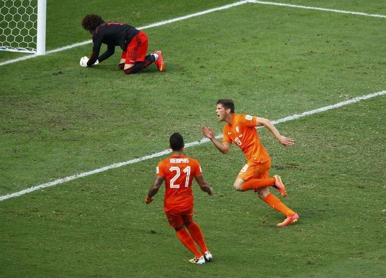 <p>Holanda fez dois gols em cinco minutos já no fim do segundo tempo para avançar na Copa do Mundo</p>