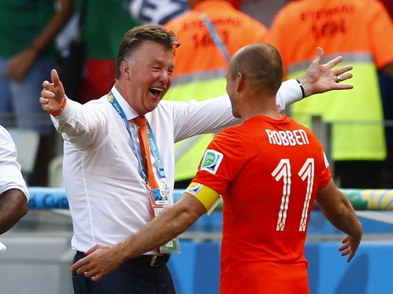 Técnico holandês comemora vitória com Robben