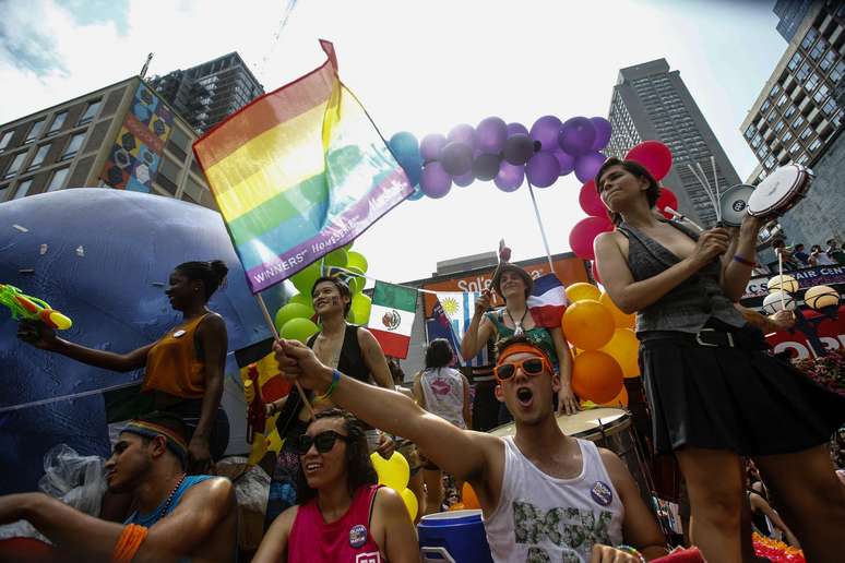 <p>Foli&otilde;es comemoram a Marcha do Orgulho Gay em Toronto, em 29 de junho</p>