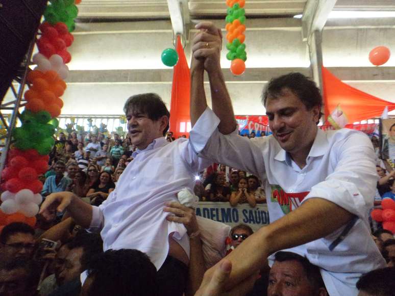 Cid Gomes ao lado do deputado estadual Camilo Santana, candidato ao governo do Ceará