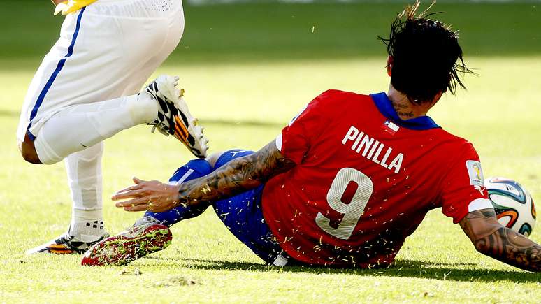 <p>Lance de Brasil x Chile na Copa;  Pinilla quase deu vitória ao time chileno em chute na trave que posteriomente tatuou em seu corpo</p>