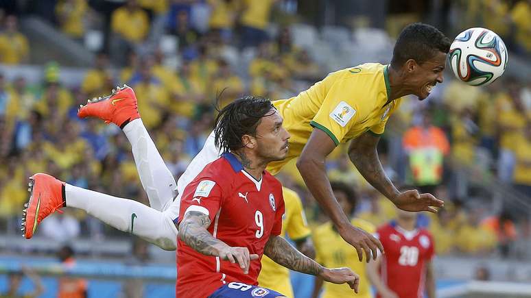 <p>Luiz Gustavo disputa a bola com Pinilla na partida contra o Chile; ausência sentida por Felipão</p>